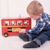 un enfant joue avec la Boîte à formes Bus des animaux