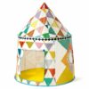 Cabane multicolore en tissu avec une porte ouverte et une fenêtre ronde, le décor est fait de triangles de toutes les couleurs