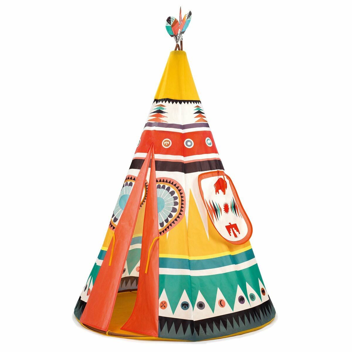 Tipi Multicolore en tissu avec une porte triangulaire qui se ferme avec 2 rideaux. des dessins de plumes et de bisons sont autour du tipi et des plumes surmonte cette cabane indienne