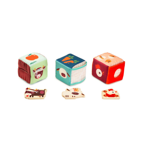 Le jeu est composé de 3 cubes en tissu et de 3 personnages en bois.