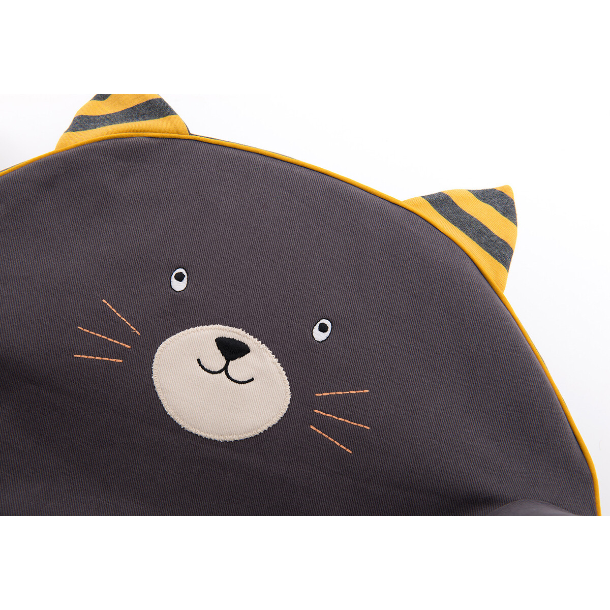 Cette chauffeuse qui représente Fernand le chat est très confortable, spécialement adaptée aux petits qui pourront s'y asseoir facilement.