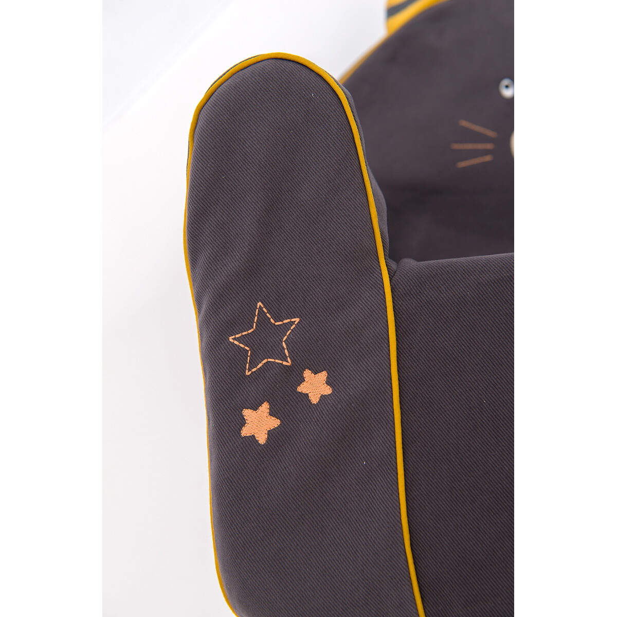 Pour lire un livre, jouer calmement, se reposer et même dessiner sur une table... ce fauteuil les Moustaches est le compagnon idéal pour ces activités.