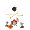 Le mobile musical Pomme des bois est à la fois un objet de décoration de la chambre de Bébé et participe aussi à son éveil visuel et auditif.
