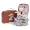 Ce set de valises Après la pluie est un ensemble de 3 valisettes en carton renforcé destinées aux enfants.