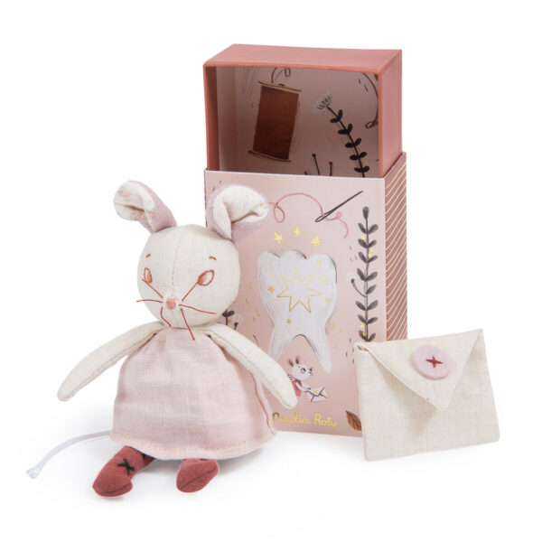 Cette souris toute mignonne est une petite peluche vêtue d'une jolie robe en lin dans les tons rose pâle.