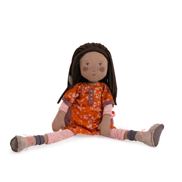 La grande poupée Camélia de la collection Les Rosalies est une magnifique poupée de chiffon métisse aux longs cheveux noirs retenus par une tresse.