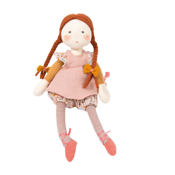 La grande poupée Fleur de la collection Les Rosalies est une magnifique poupée de chiffon aux longues tresses rousses attachées par deux jolis nœuds papillon couleur orange.