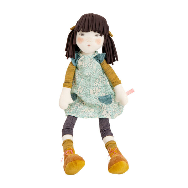La grande poupée Iris de la collection Les Rosalies est une magnifique poupée de chiffon aux longs cheveux châtains noués dans d'adorables couettes.