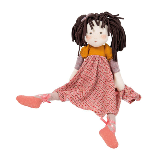 La grande poupée Prunelle de la collection Les Rosalies est une magnifique poupée de chiffon aux longs cheveux bruns. Elle est vêtue d'une robe rouge pâle aux motifs champêtres.