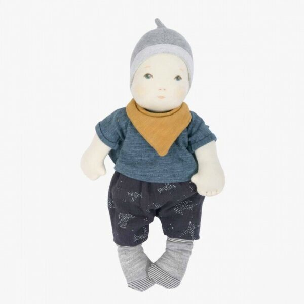 Ce poupon garçon de la collection Les Bébés est un tendre poupon en tissu facilement manipulable par les tout-petits.