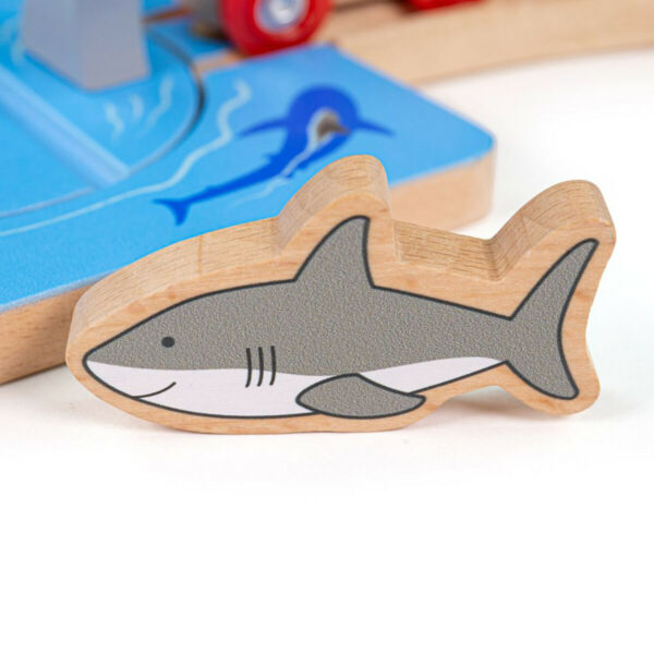 Cet accessoire de circuit de train en bois est livré avec 2 figurines de requins pour encore plus de fun aquatique !