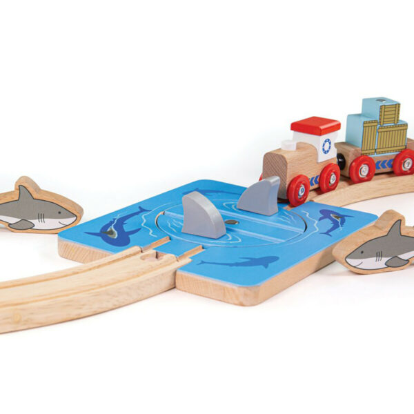 La voie ferrée des requins est composée : d'une voie ferrée d'une plate-forme tournante pour empêcher ou autoriser le passage du train de 2 figurines de requins en bois