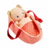 La Poupée Anaïs en tissu et son couffin est un adorable Bébé que l'on peut coucher et emporter partout.