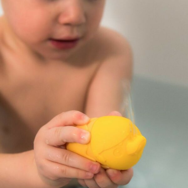 Gaspard éclabousseur pour jouer dans le bain accompagne bébé dans l'eau dès l'âge de 9 mois.