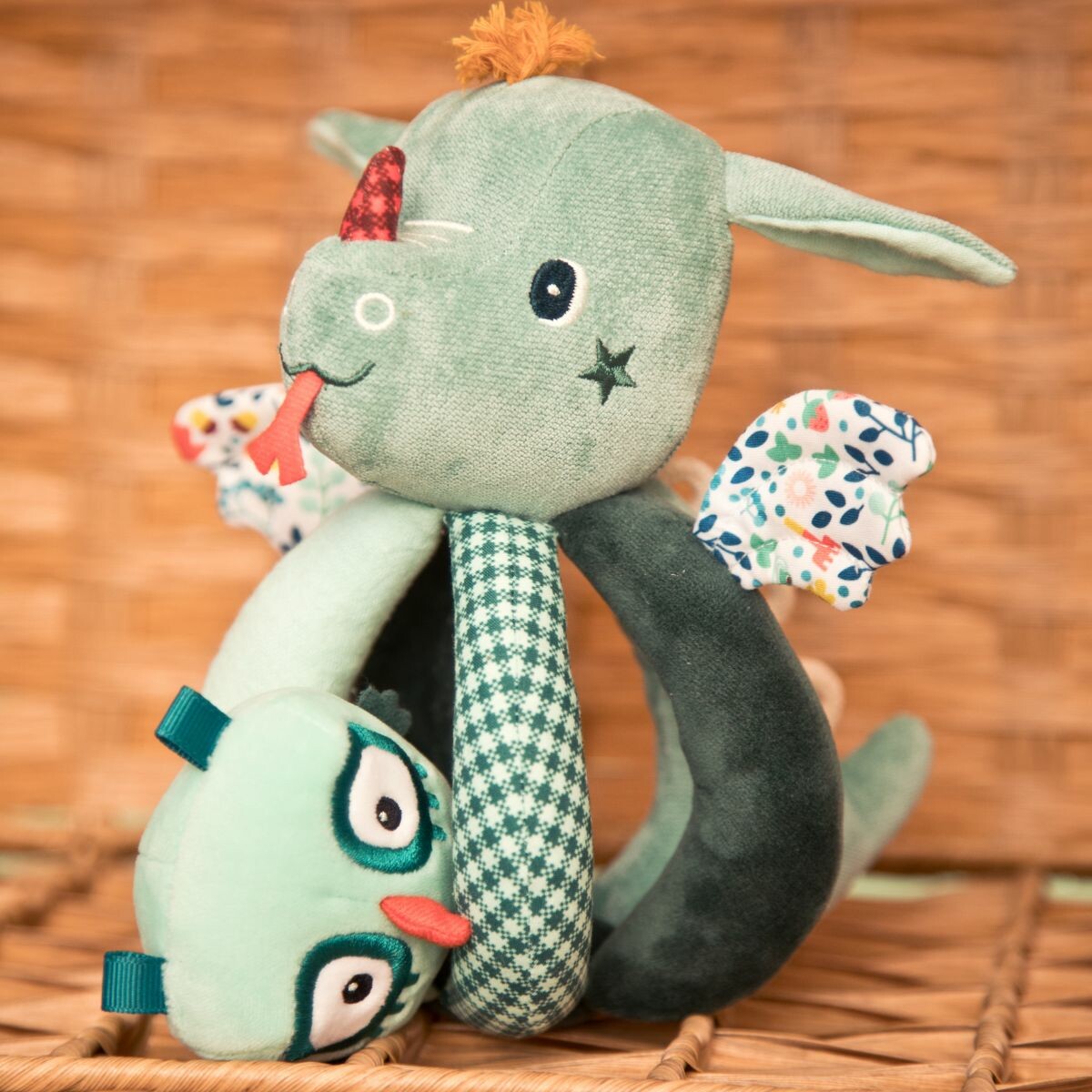 Hochet à poignées Joe le dragon, un petit ami hibou se cache