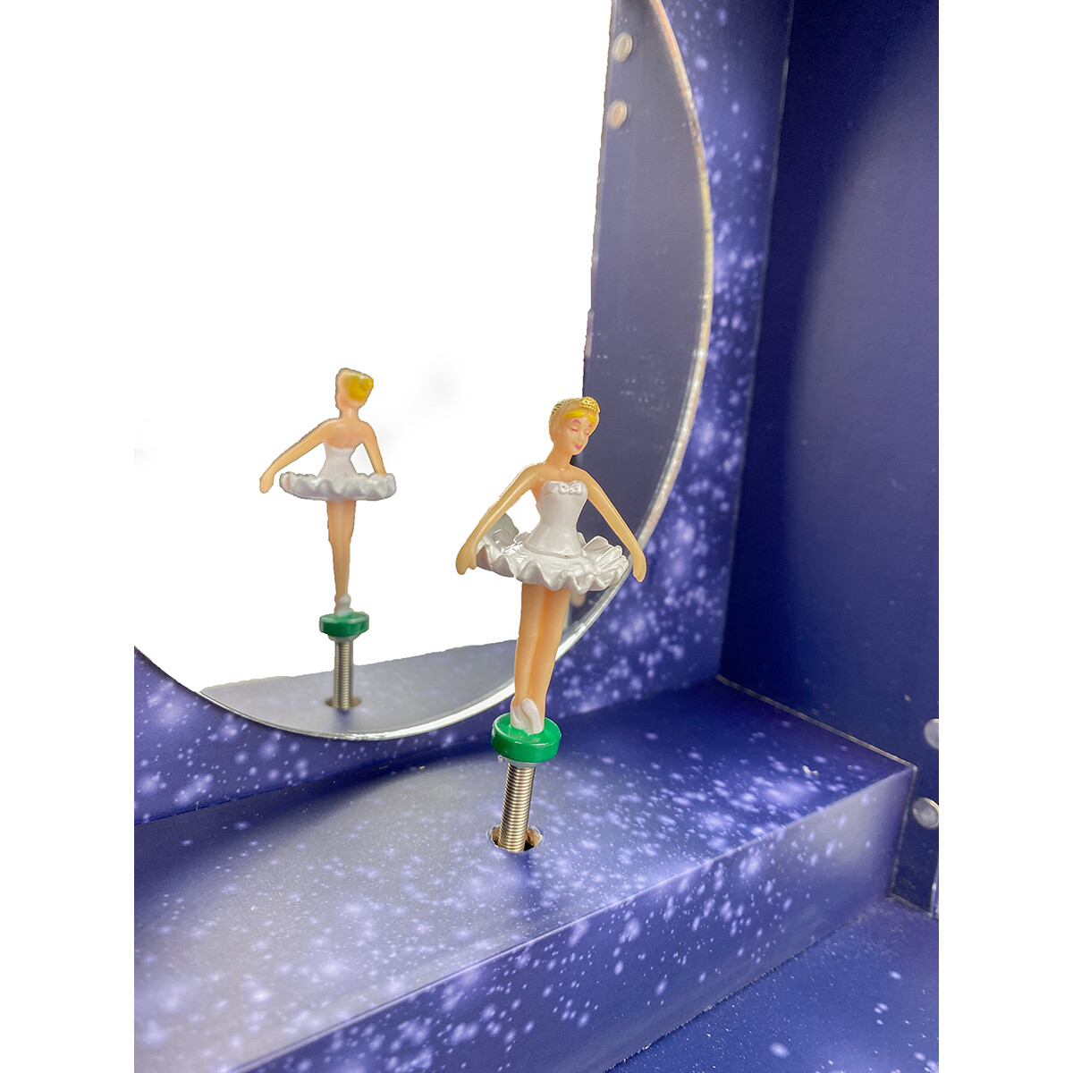 Un superbe objet de décoration pour chambre de jeune-fille, à la fois pratique et décoratif.