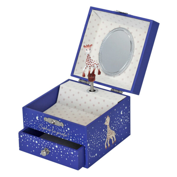 Ce magnifique cube musical sur le thème de Sophie la Girafe est une boîte à bijoux musicale avec un grand compartiment et un petit tiroir parfaits pour y déposer ses petits bijoux, ses trésors ou ses secrets.