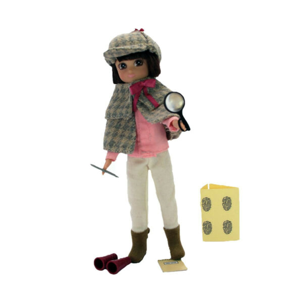 Celui de Sherlock Holmes : une casquette et une cape en tweed beige décorés de nœuds roses, un haut rose à manches longues, un pantalon beige avec des bottes marron. Elle a un carnet pour prendre des notes, un stylo, des autocollants avec des indices, une loupe et des jumelles.