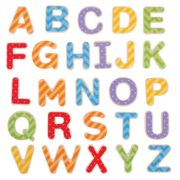 Avec ces magnets Alphabet Majuscule en bois, on peut apprendre les lettres majuscules très facilement. Elles peuvent aussi servir à écrire des mots et laisser des messages.