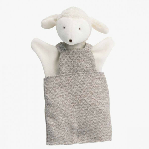 La marionnette Albert le mouton de la collection La Grande Famille est une marionnette à main de couleur blanche qui représente une joli  mouton tout doux avec une salopette beige.