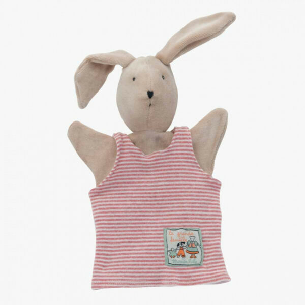 La marionnette Sylvain le lapin de la collection La Grande Famille est une marionnette à main de couleur beige qui représente un petit lapin tout doux en combinaison rouge et blanche.