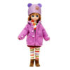 La poupée Lottie Feuilles d'automne est une jolie poupée prête à affronter les premiers froids : elle est vêtue d'un manteau bien chaud, d'un chapeau, d'un pull à manches longues, d'une jupe en velours côtelé, d'une écharpe et de collants qui peuvent s'enlever.