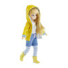 La poupée Lottie Flaques de boue est une jolie poupée qui adore sauter dans les flaques de boue. Elle est vêtue d'un imper jaune avec une capuche, de bottes de pluie assorties, d'un t-shirt à manches longues, d'un short en velours côtelé, et de collants rayés.