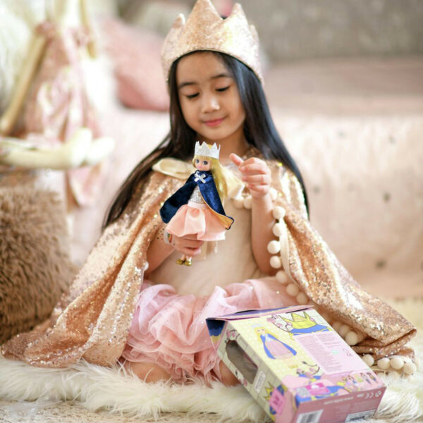 Cette poupée est idéale pour les enfants dès 3 ans. La poupée est présentée dans un somptueux coffret cadeau tout en couleur avec une poignée ce qui permet de la transporter facilement.