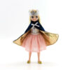 La poupée Lottie Reine du château est une magnifique poupée dans de beaux habits de Reine. Elle est vêtue d'un tutu rose, d'une cape bleu marine doublée d'or brillant et porte une couronne argentée. Elle est chaussée de délicats chaussons dorés.