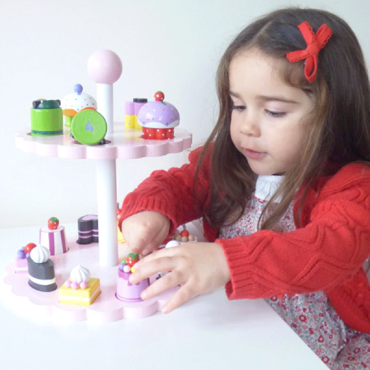 Présentoir-à-gâteaux-à-formes-t0138 Un jeu en bois d'imitation qui fait appel à la dextérité et à l'attention pour replacer chaque gâteau dans l'emplacement qui convient.