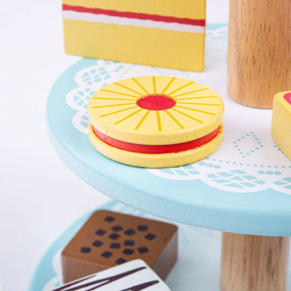 Ce présentoir à gâteaux en bois et ses 9 gâteaux est un jeu d'imagination idéal pour jouer autour de la cuisine dès 3 ans.
