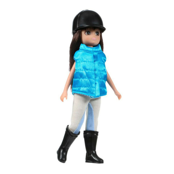 Les vêtements de poupée Lottie Cavalière sont parfaits pour faire du cheval. Ils comprennent Ils comprennent une bombe, un pantalon jodphur, une veste bleue rembourrée spécial cheval et des bottes cavalière.
