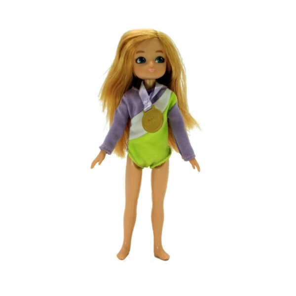 une tenue de gymnaste : un justaucorps lilas et vert, un pantalon de survêtement vert, une médaille couleur d'or à enfiler autour du cou de la poupée. 