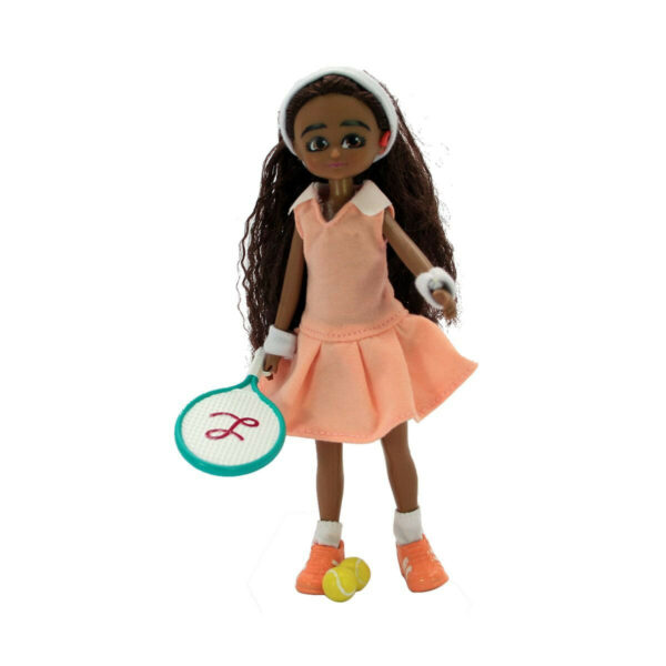une tenue de tennis woman : un robe couleur pêche (sous-vêtements inclus) et des baskets assorties, des chaussettes blanches, un bandeau pour la tête et des bandeaux pour les poignets de couleur blanche, une raquette de tennis bleue et une balle verte.