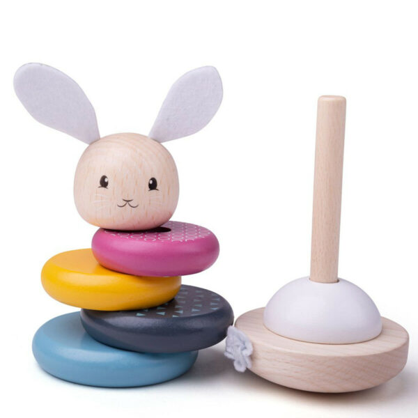 Le jouet est composé d'anneaux de bois aux couleurs pastels qu'il faut empiler sur une tige en bois. Les oreilles et la queue de ce lapin sont en feutrine pour permettre à l'enfant d'expérimenter deux textures différentes : le bois et feutrine.