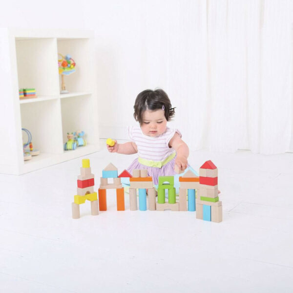 Ce jeu de construction est un jouet d'éveil en bois composé de pièces de bois solides de différentes formes qui va laisser l'imagination et la créativité des enfants s'exprimer.