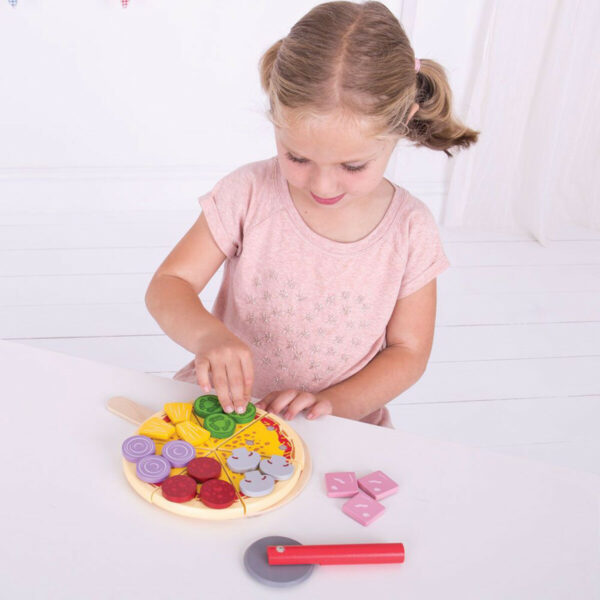 La pizza en bois à découper est un jeu d'imagination idéal pour jouer à la dinette dès 3 ans.