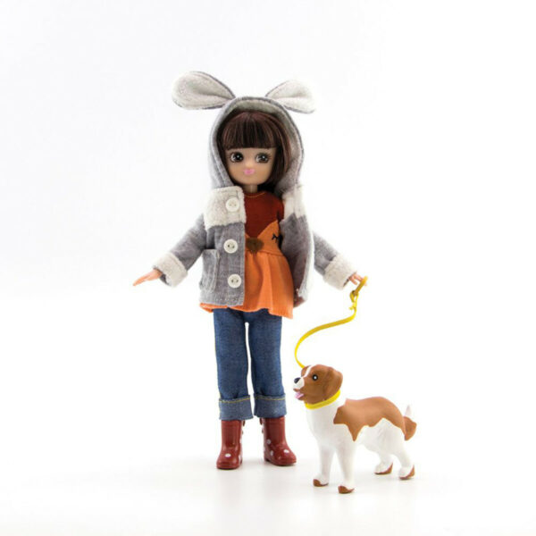 La poupée Lottie Promenade au parc est une magnifique poupée qui adore l'automne et tout spécialement quand les arbres changent de couleur. Elle est enroulée dans son manteau bien chaud, porte un chemisier orange roux des bottes et un jean. Elle tient son petit chien en laisse prêt à partir en balade.