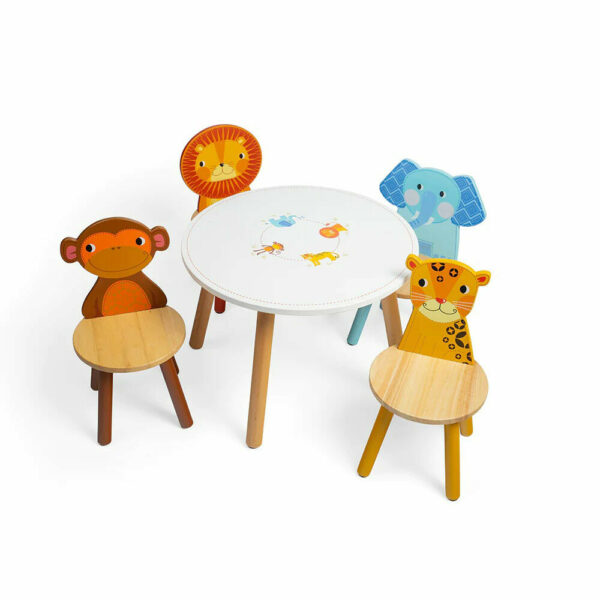 Une jolie table et des chaises en bois sur le thème de la jungle pour les enfants.