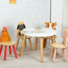 Une belle table en bois parfaitement adaptée à la taille des jeunes enfants