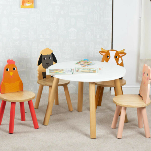 Une belle table en bois parfaitement adaptée à la taille des jeunes enfants
