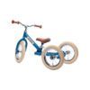 Ce beau tricycle transformable bleu Trybike tout en acier se convertit facilement de tricycle en draisienne ou vélo sans pédales.
