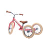 Ce beau tricycle transformable rose Trybike tout en acier se convertit facilement de tricycle en draisienne ou vélo sans pédales.