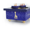 La boîte à musique Dancing Sophie la Girafe bleue est un cadeau de naissance original et intemporel pour filles et garçons.