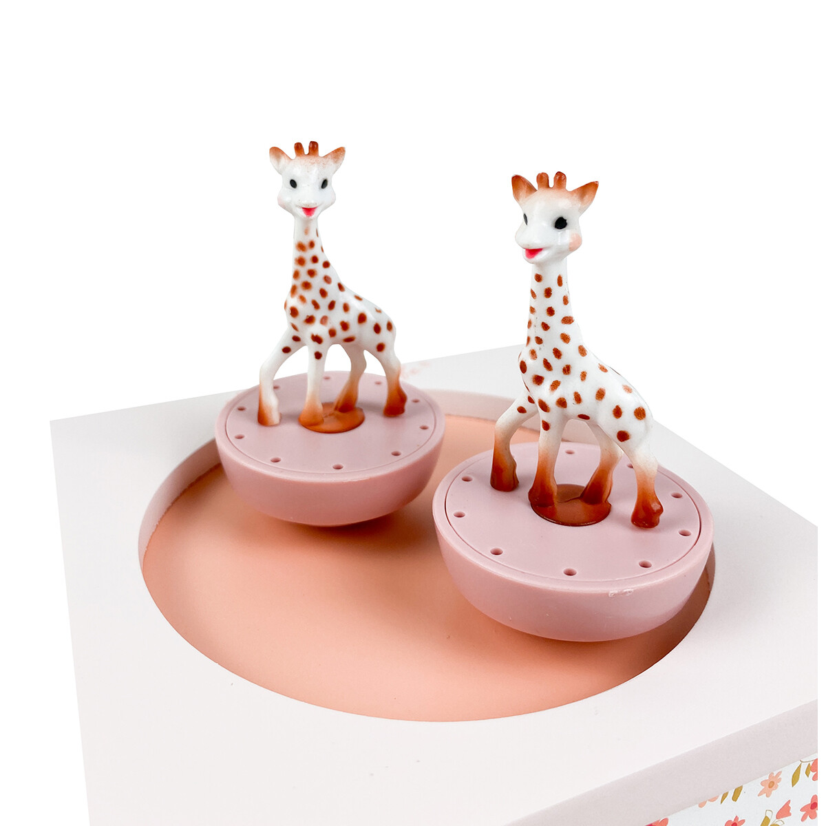 Boîte-à-musique-Sophie-la-Girafe-rose Les figurines aimantées dansent avec la musique en tournant en rond pour le plaisir des yeux des grands et des petits.