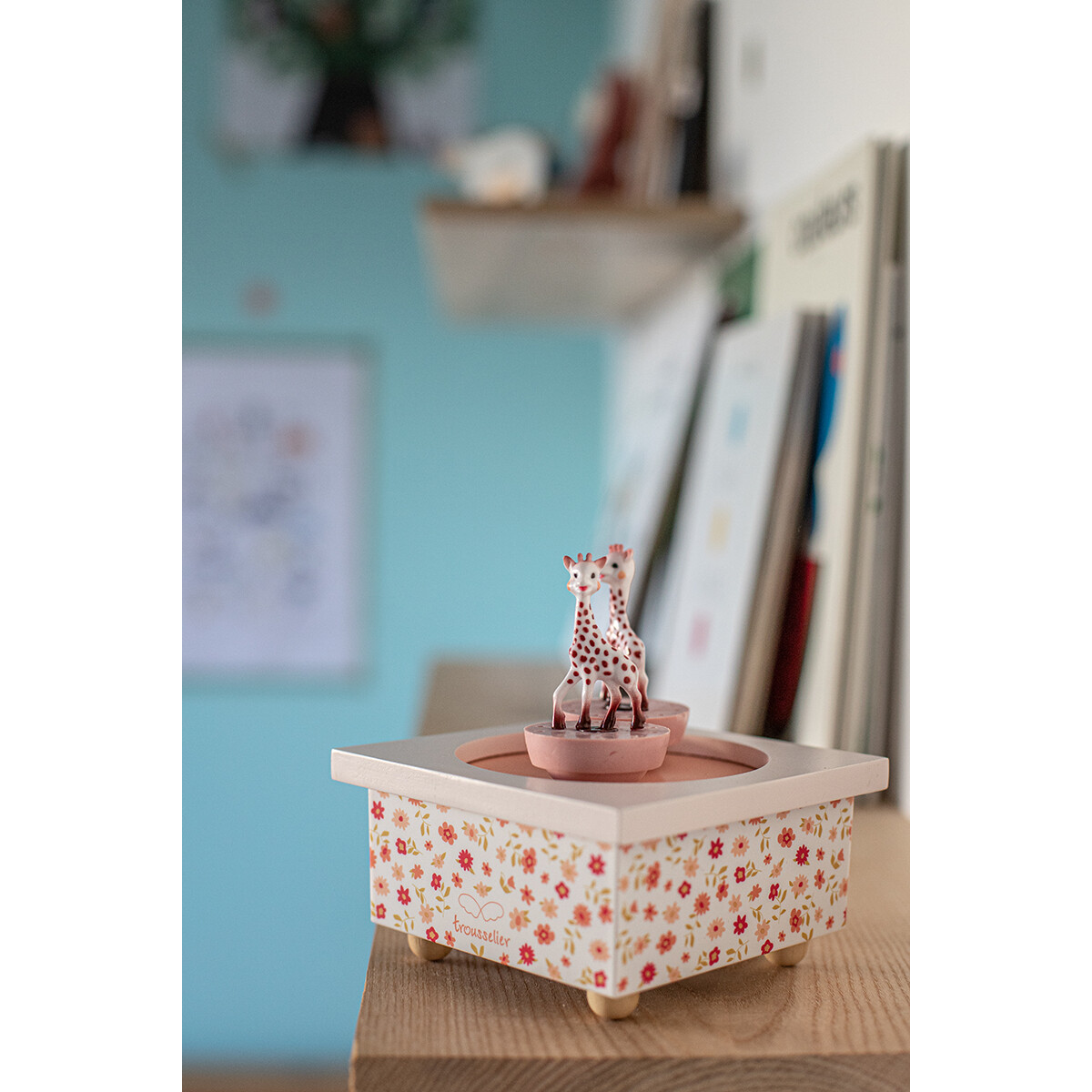 Boîte-à-musique-Sophie-la-Girafe-rose La boîte à musique Dancing Sophie la Girafe rose est un cadeau de naissance original et intemporel pour filles.