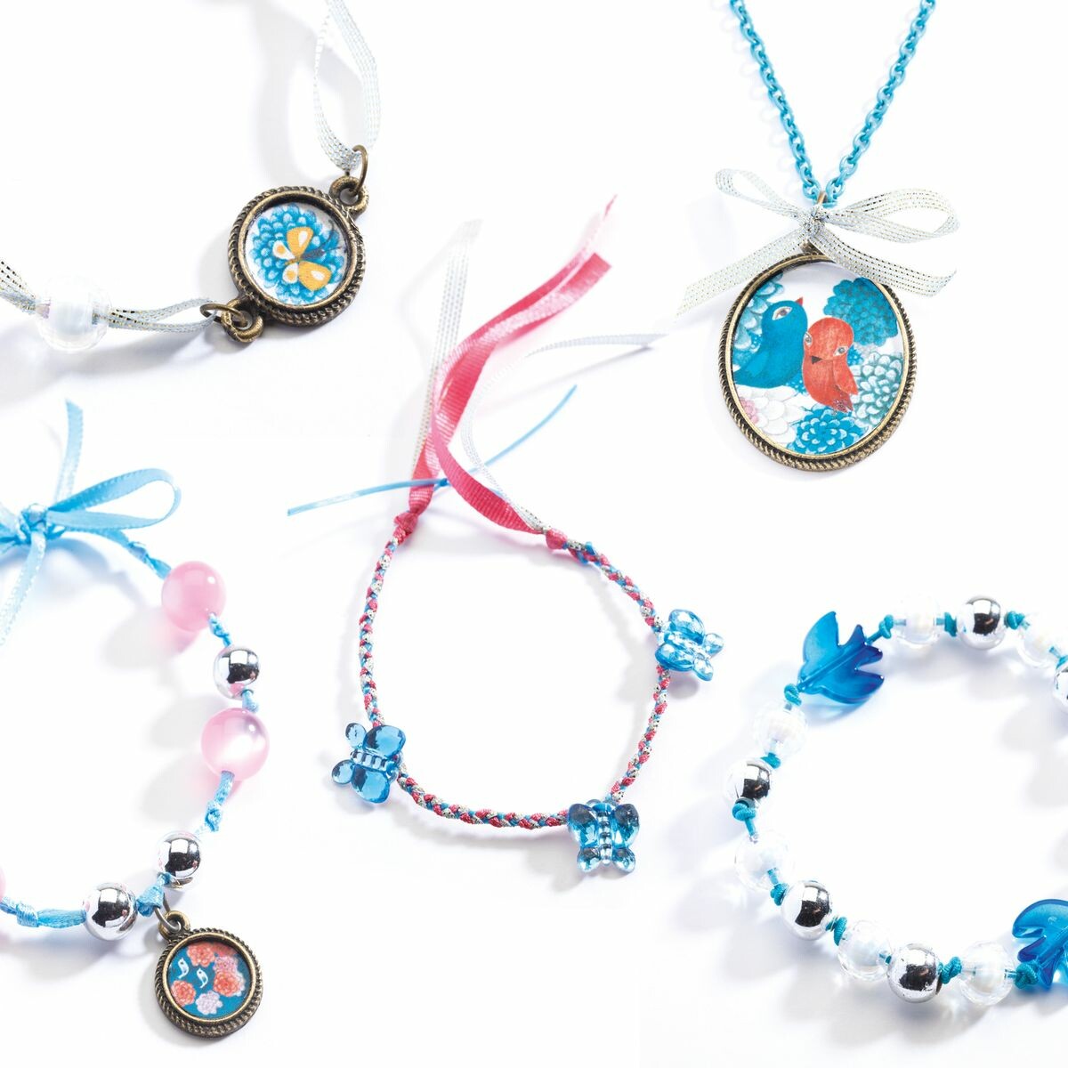 Pour créer de jolis bijoux colorés avec de beaux oiseaux et papillons en combinant les perles et rubans avec les petits accessoires de son choix