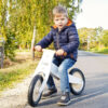 Dès l'âge de 2 ans, l'enfant s'aide de ses pieds pour avancer et apprend peu à peu l‘équilibre dont il aura besoin pour faire du vélo.