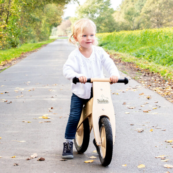 Dès l'âge de 2 ans, l'enfant s'aide de ses pieds pour avancer et apprend peu à peu l‘équilibre dont il aura besoin pour faire du vélo.