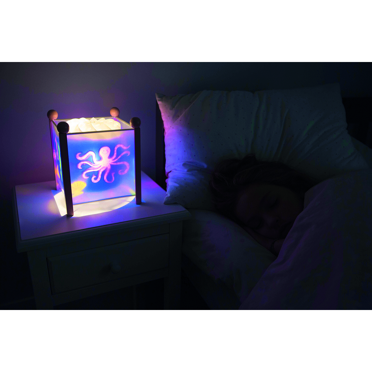 Les images de la lanterne magique ne sont pas projetées contre le mur, elles restent sagement à leur place pour ne pas perturber le sommeil mais offrent un joli spectacle. Idéal pour s'endormir paisiblement et passer une bonne nuit avant une nouvelle journée pleins d'aventures.